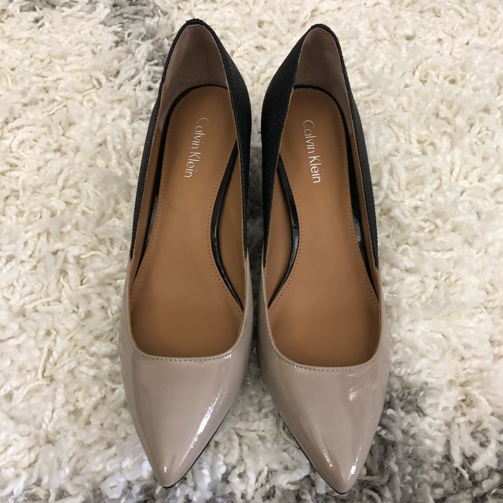 NWT Calvin Klein Elle Linear Viper Heels